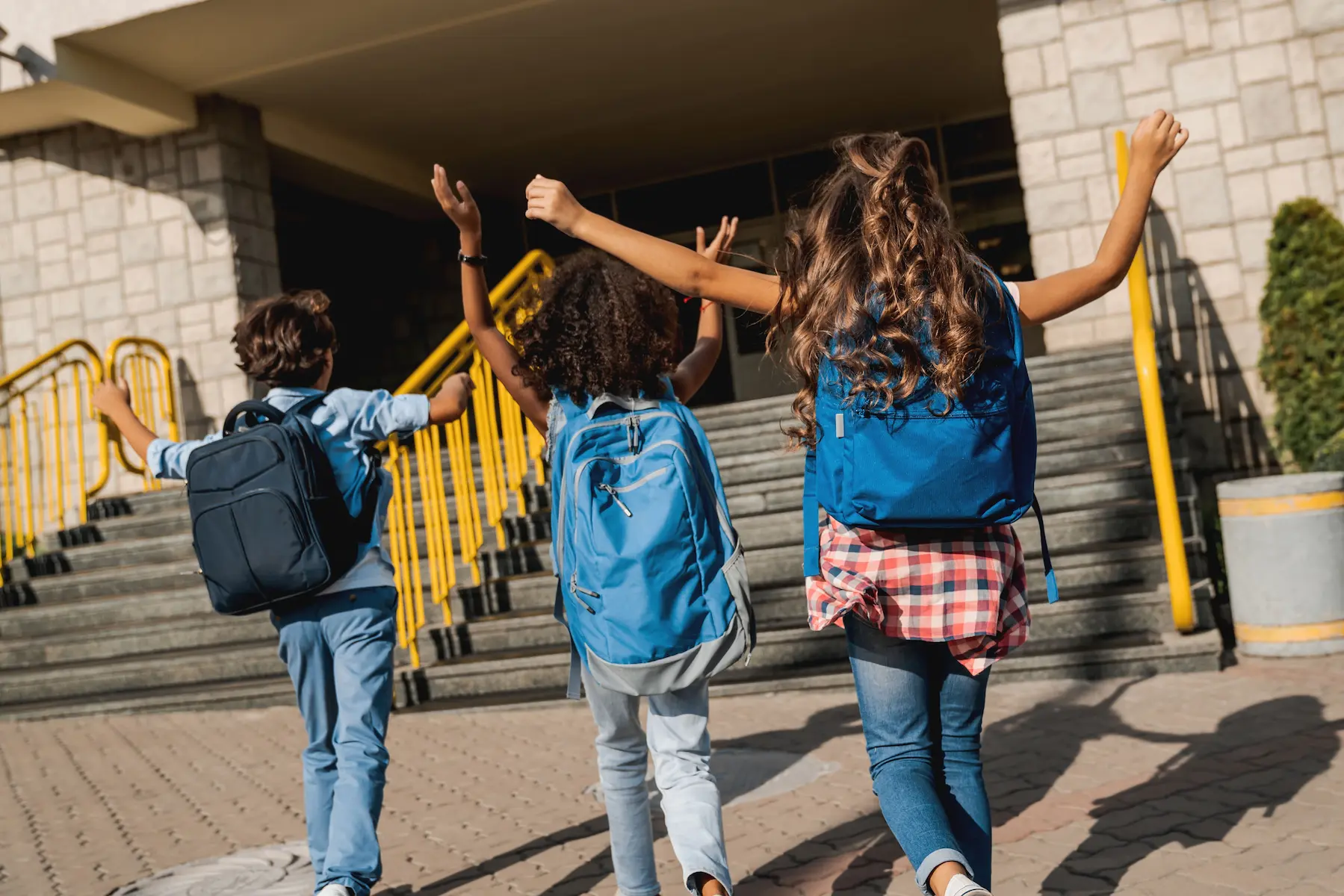 Niños llegando a la escuela de verano