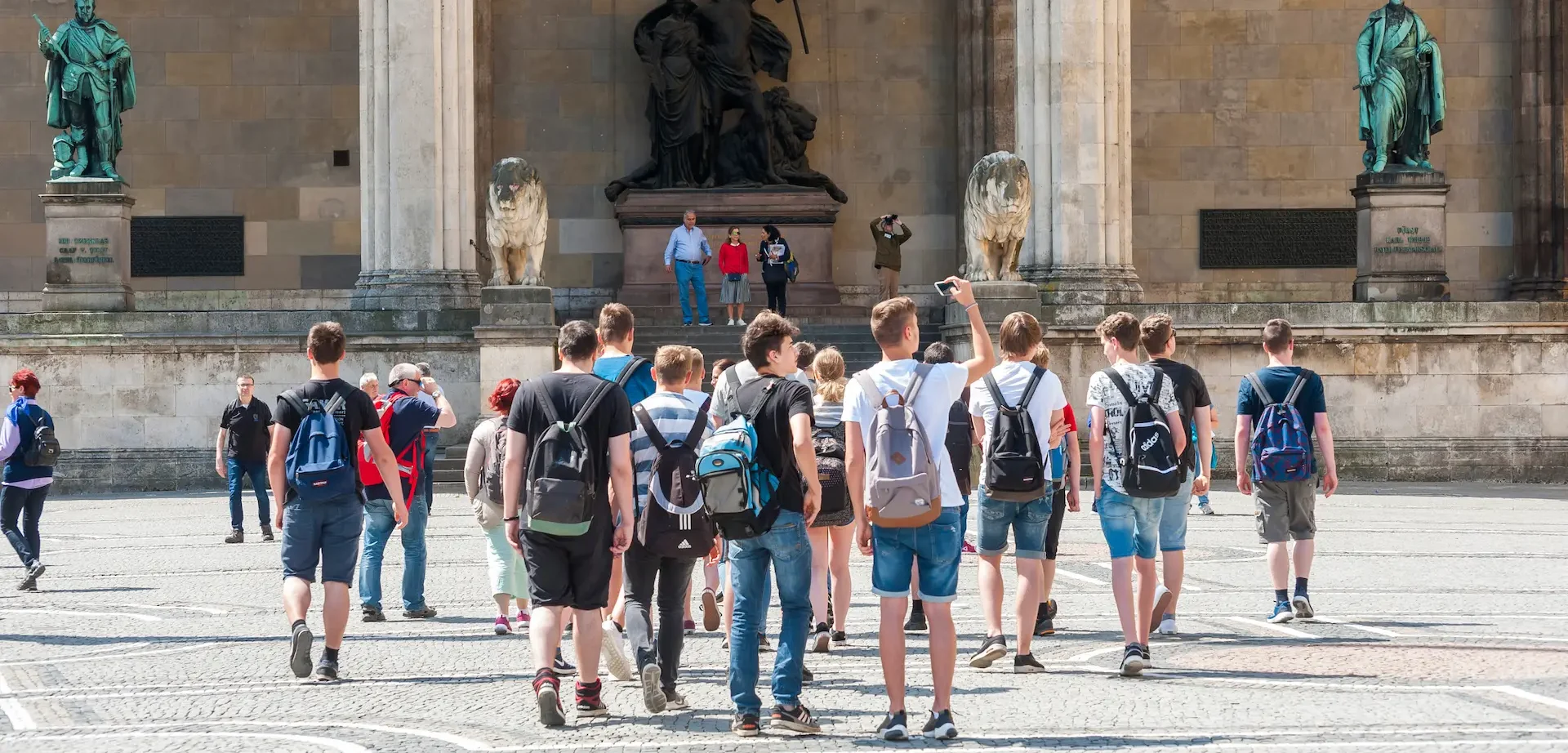Grupo de estudiantes visitando un museo