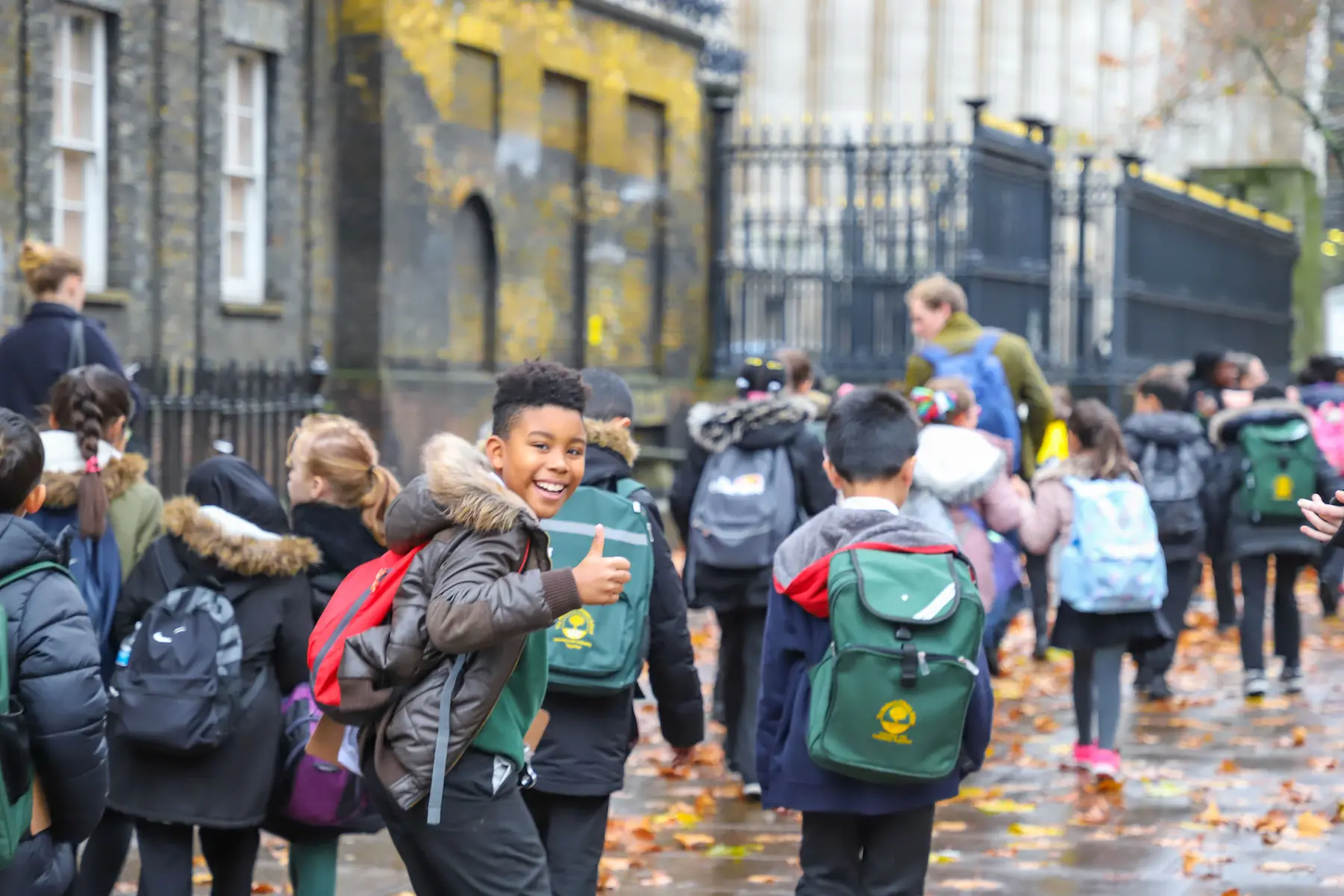 Grupo de niños de viaje de estudios