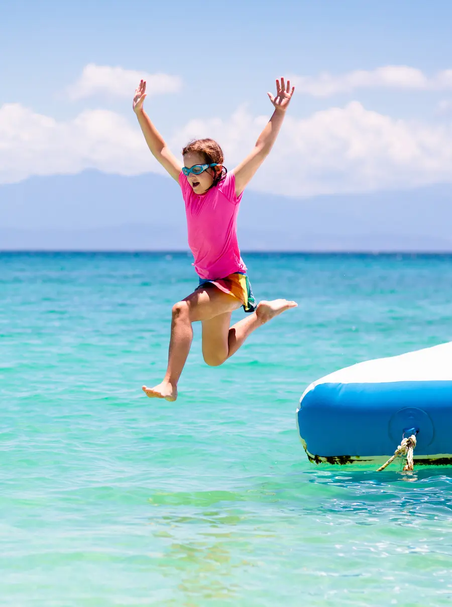 Niña saltando al mar